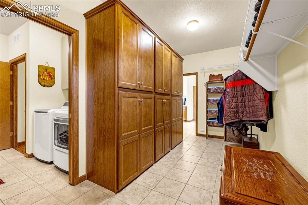 Colorado Springs, Colorado, 80921, United States, 3 Bedrooms Bedrooms, ,3 BathroomsBathrooms,Residential,For Sale,1947087