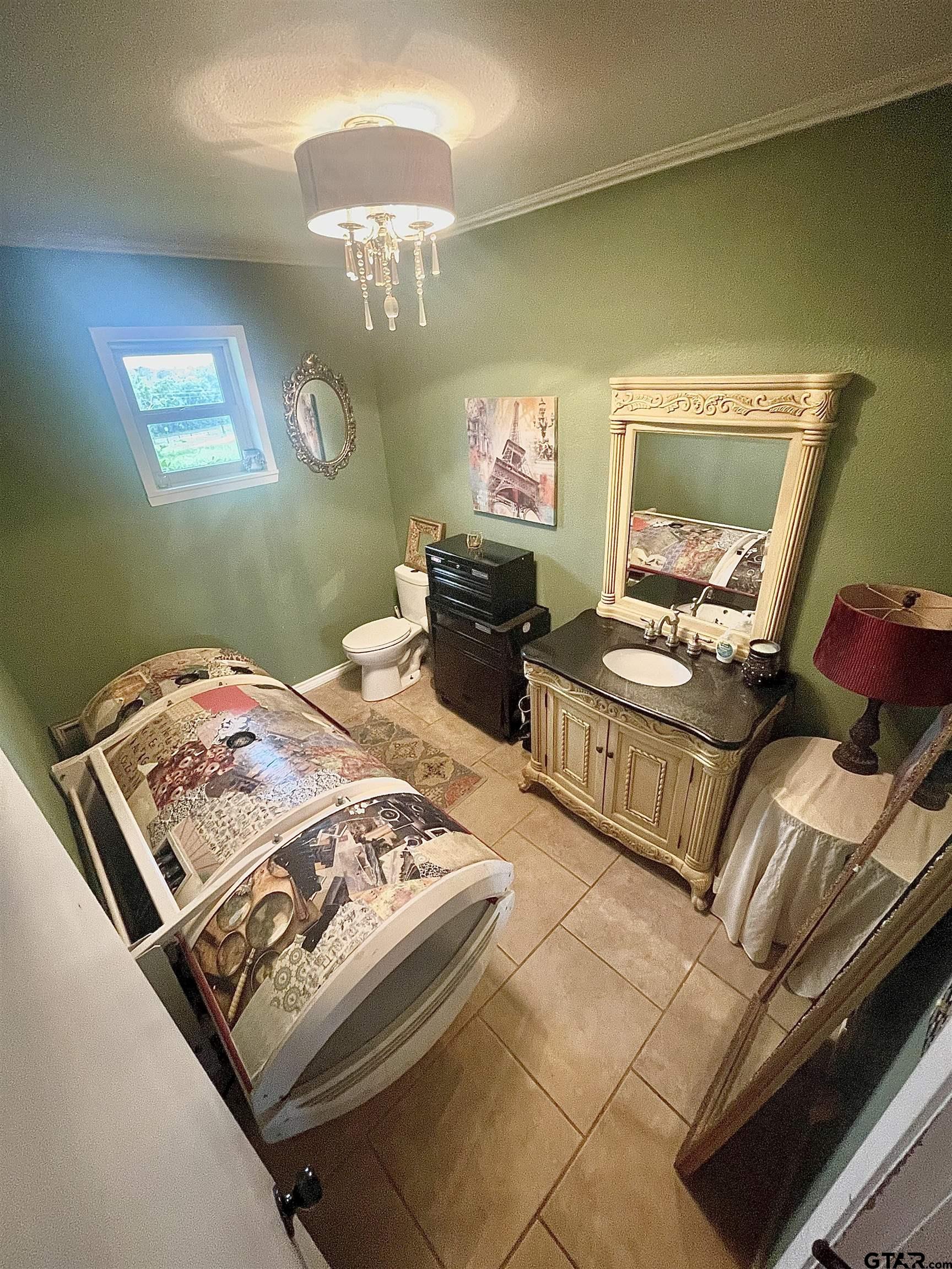 Mineola, Texas, 75773, United States, 4 Bedrooms Bedrooms, ,3 BathroomsBathrooms,Residential,For Sale,1961567