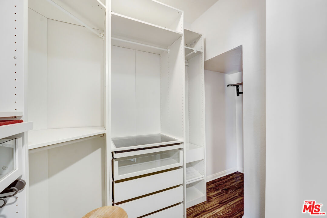 Sherman Oaks, California, 91403, United States, 2 Bedrooms Bedrooms, ,3 BathroomsBathrooms,Residential,For Sale,1900859
