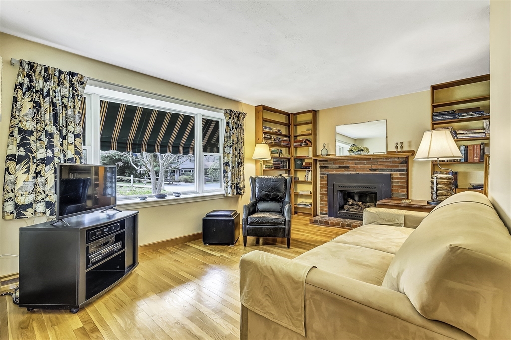 Wayland, Massachusetts, 01778, United States, 3 Bedrooms Bedrooms, ,2 BathroomsBathrooms,Residential,For Sale,1847393