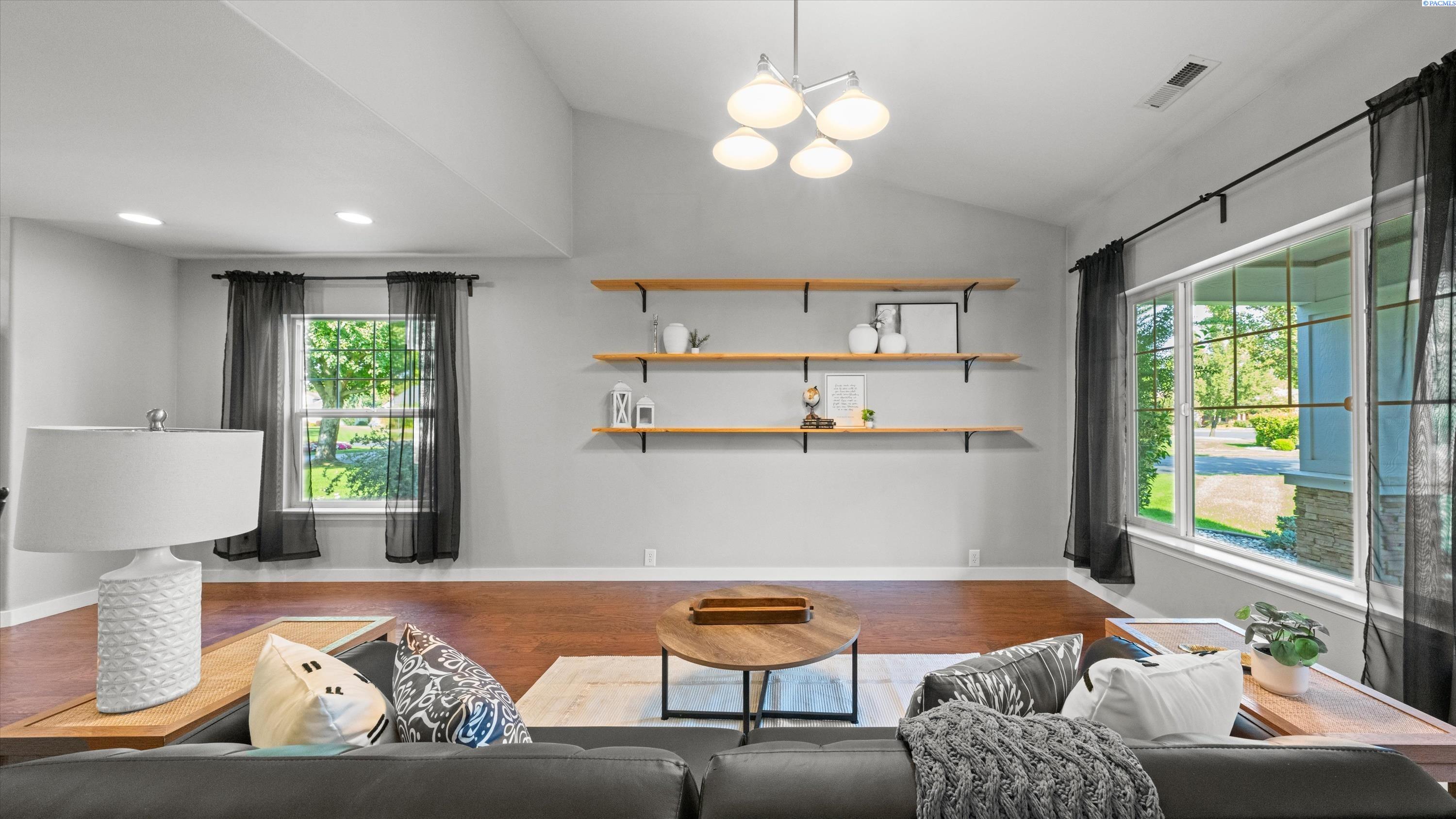 Pasco, Washington, 99301, United States, 4 Bedrooms Bedrooms, ,2 BathroomsBathrooms,Residential,For Sale,1956772