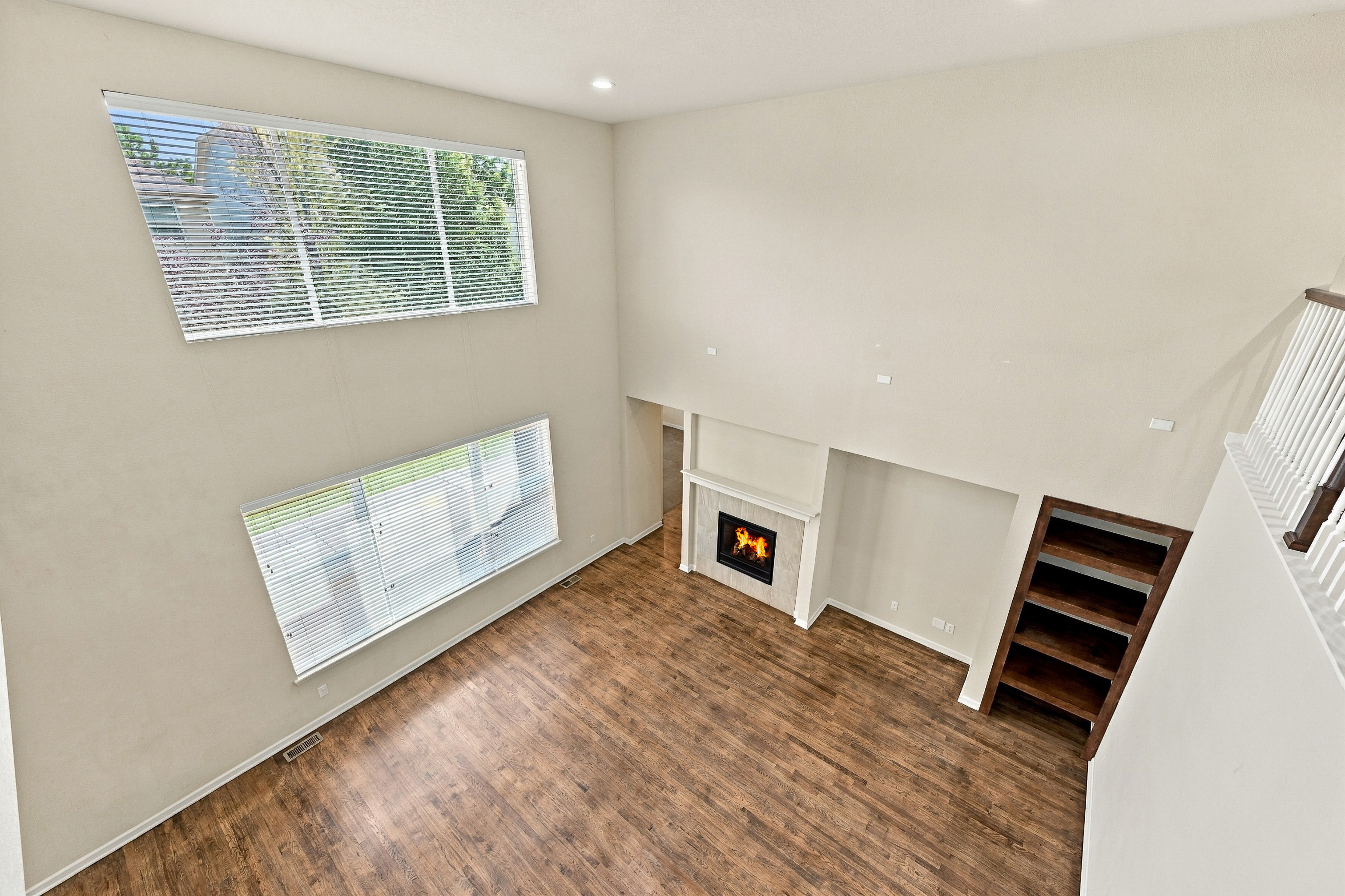  Soaring ceilings, expansive living spaces, abundant natural light - 物件實景