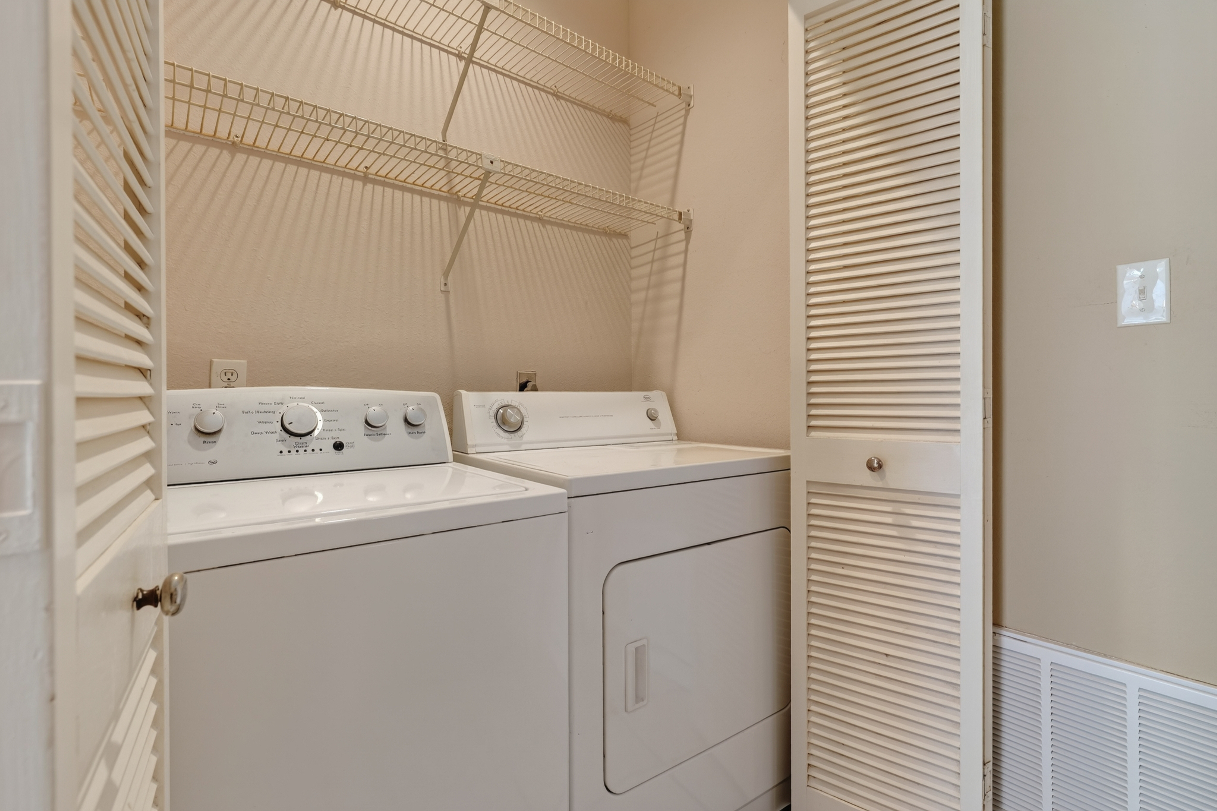  Desirable One-Level Condo with Pool Views - 物件實景