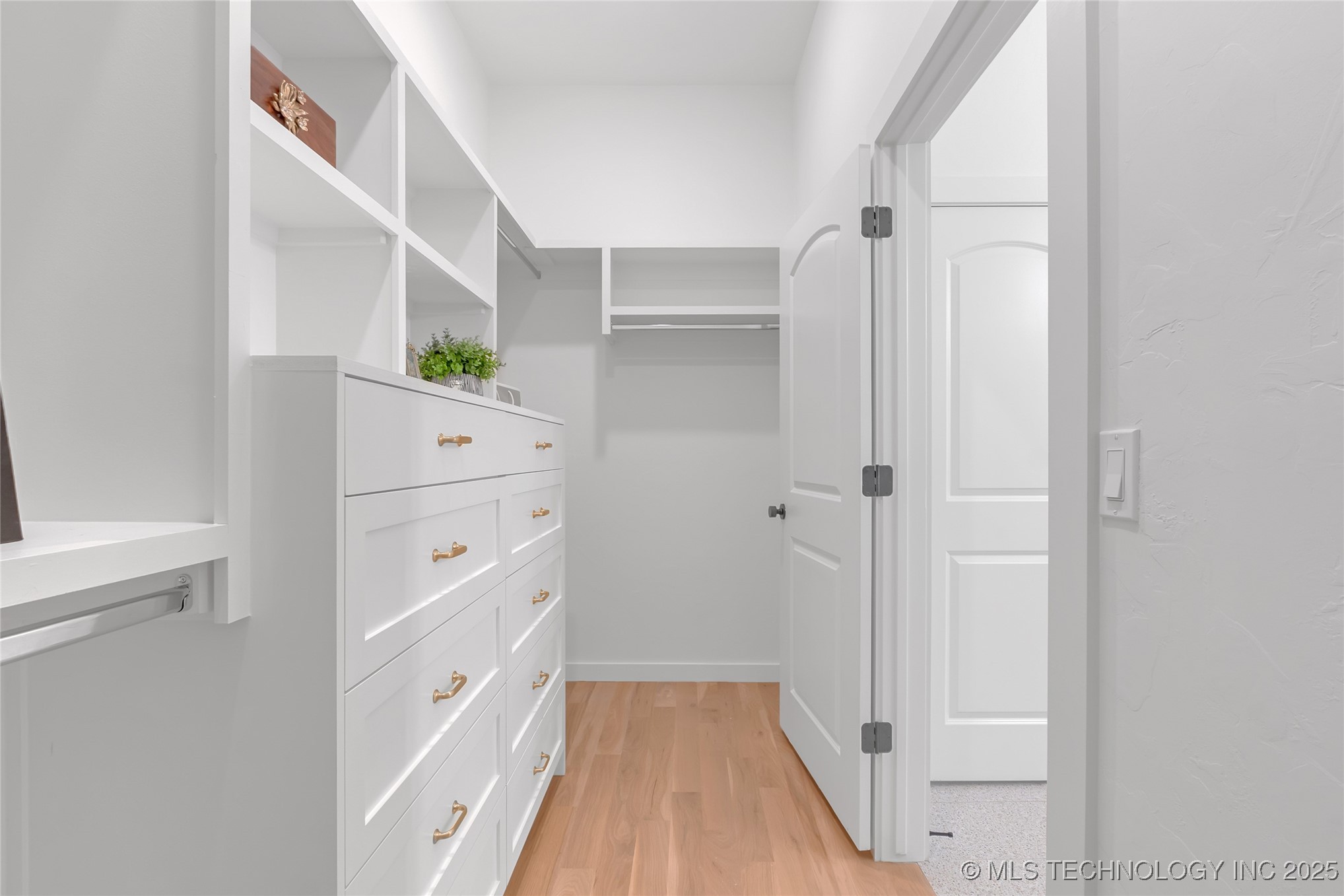 Tulsa, Oklahoma, 74120, United States, 3 Bedrooms Bedrooms, ,3 BathroomsBathrooms,Residential,For Sale,1989379