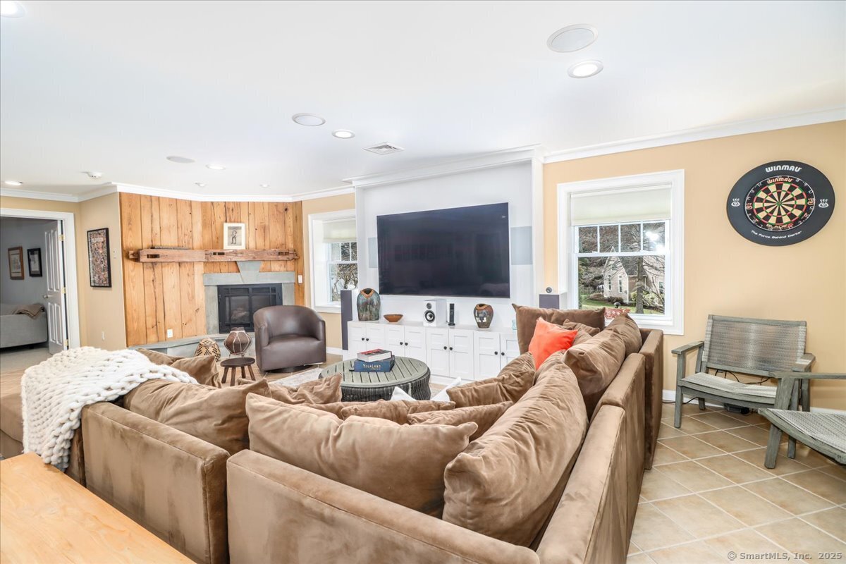 New Milford, Connecticut, 06776, United States, 2 Bedrooms Bedrooms, ,4 BathroomsBathrooms,Residential,For Sale,1938812