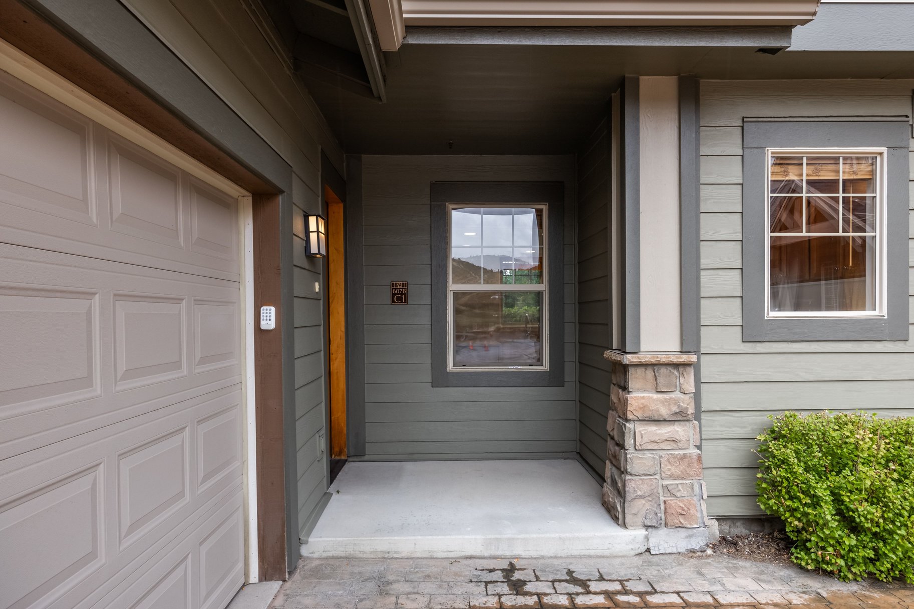  3-Bedroom Fox Point Townhome with 2-Car Garage & Newly Updated Kitchen - 物件實景