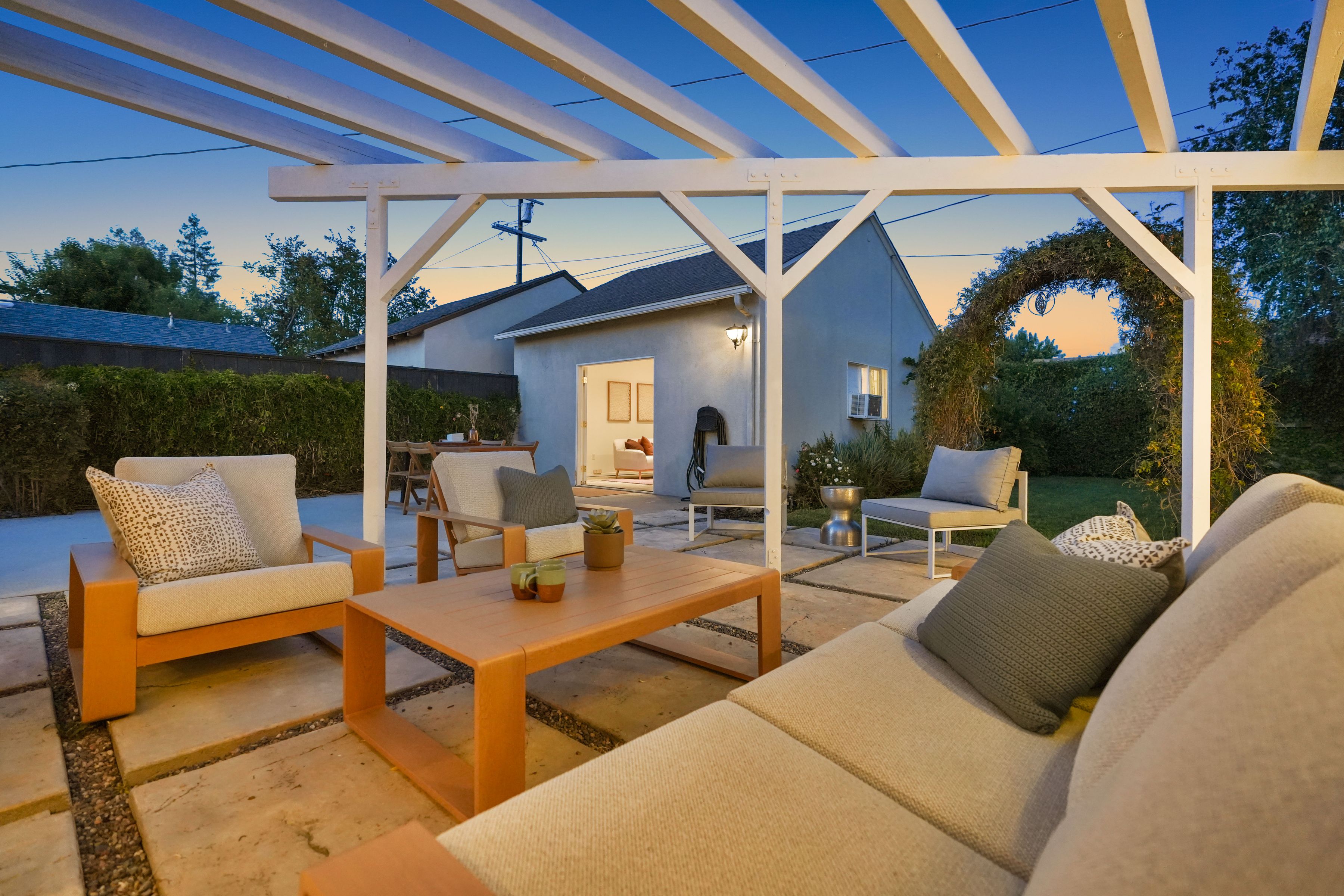  6506 Colbath Avenue - 物件實景