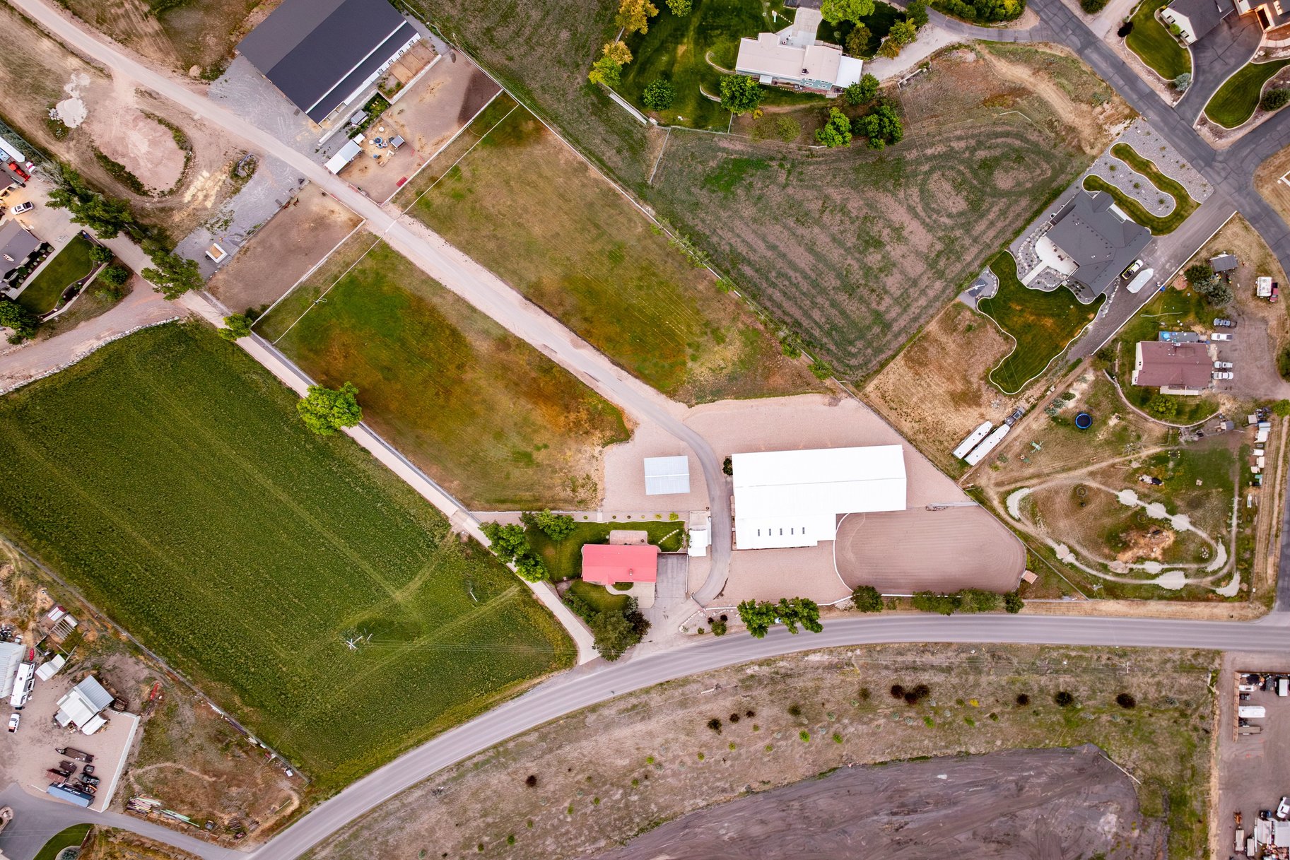  Incredibly Well-Maintained Horse Property with Indoor Arena & Views - 物件實景