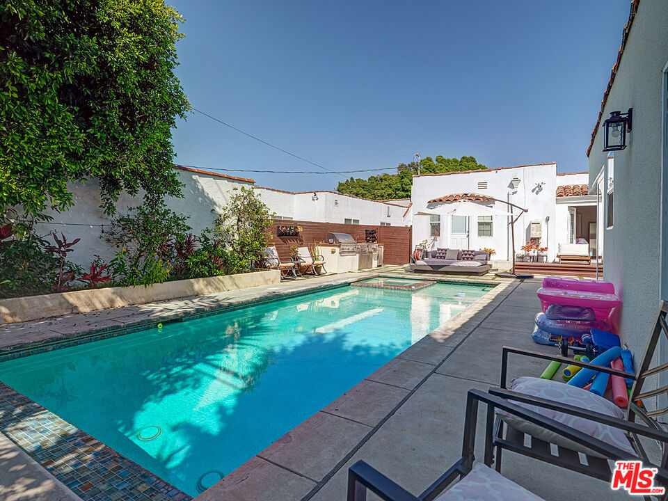 Los Angeles, California, 90019, United States, 4 Bedrooms Bedrooms, ,3 BathroomsBathrooms,Residential,For Sale,1924996