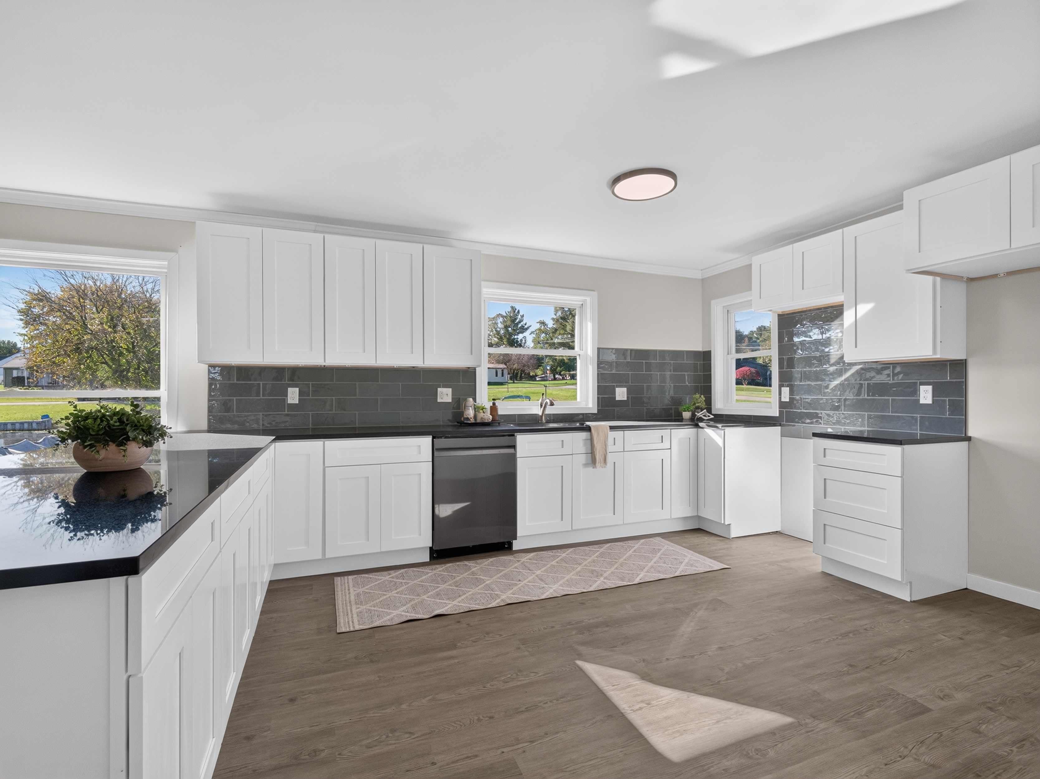  Beautifully Remodeled 4 Bedroom Home Featuring Lakefront Living - 物件實景