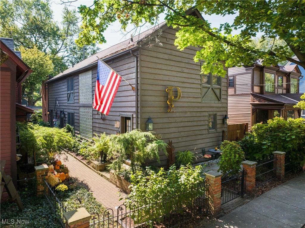 Cleveland, Ohio, 44113, United States, 3 Bedrooms Bedrooms, ,4 BathroomsBathrooms,Residential,For Sale,1984065