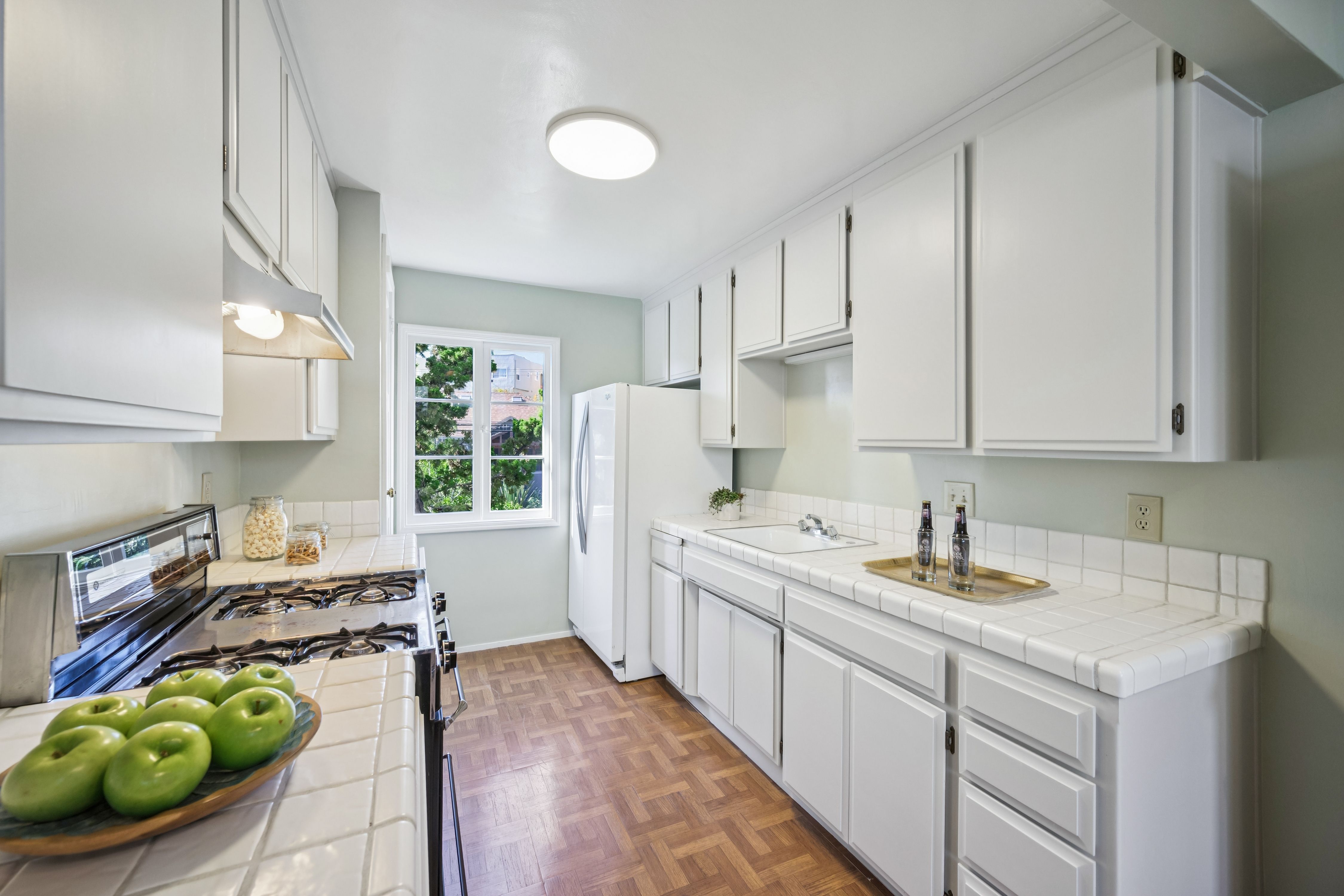 Spacious Corner-Lot Residence Offering Flexible Living Near Lake Merritt - 物件實景
