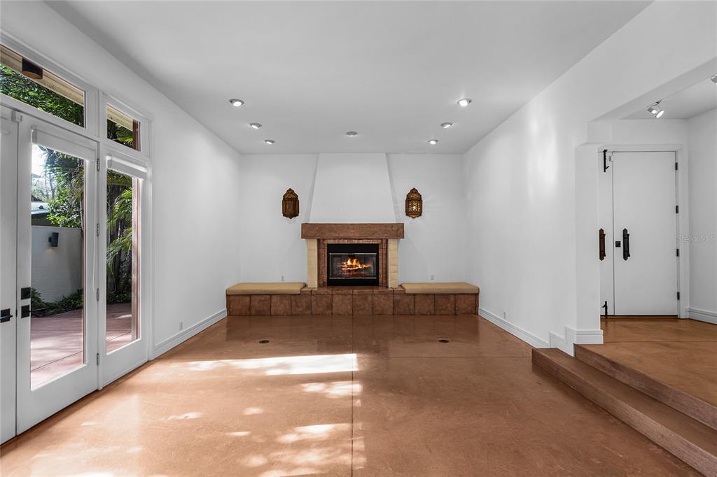 Orlando, Florida, 32806, United States, 3 Bedrooms Bedrooms, ,4 BathroomsBathrooms,Residential,For Sale,1927434