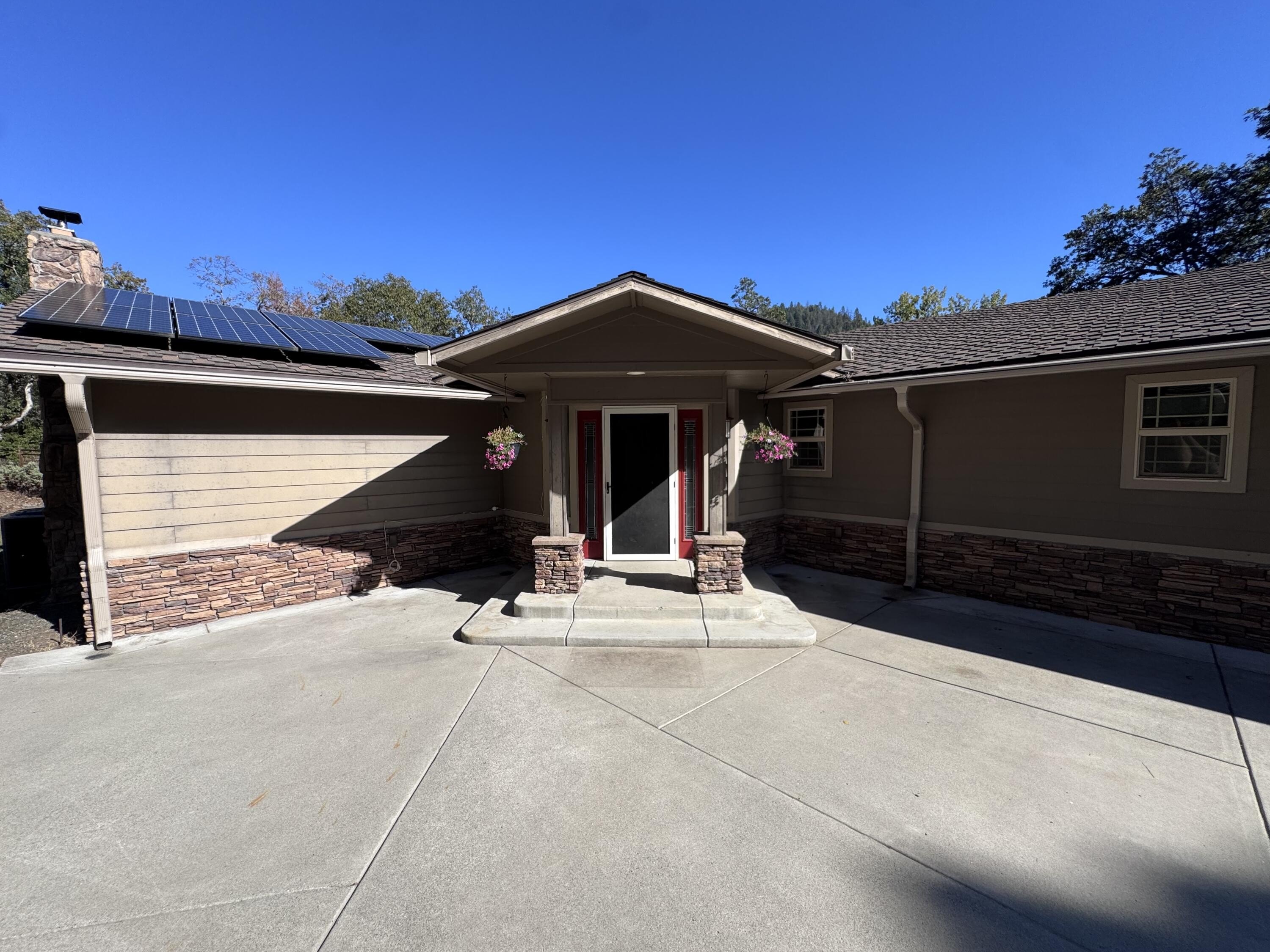 Rogue River, Oregon, 97537, United States, 3 Bedrooms Bedrooms, ,4 BathroomsBathrooms,Residential,For Sale,1982617