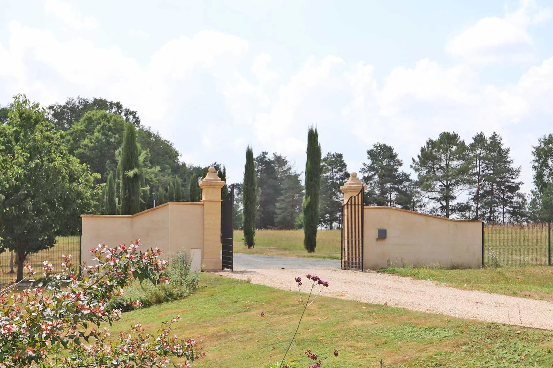 Bergerac, New Aquitaine, 24100, FR, 6 Bedrooms Bedrooms, ,7 BathroomsBathrooms,Residential,For Sale,1995635