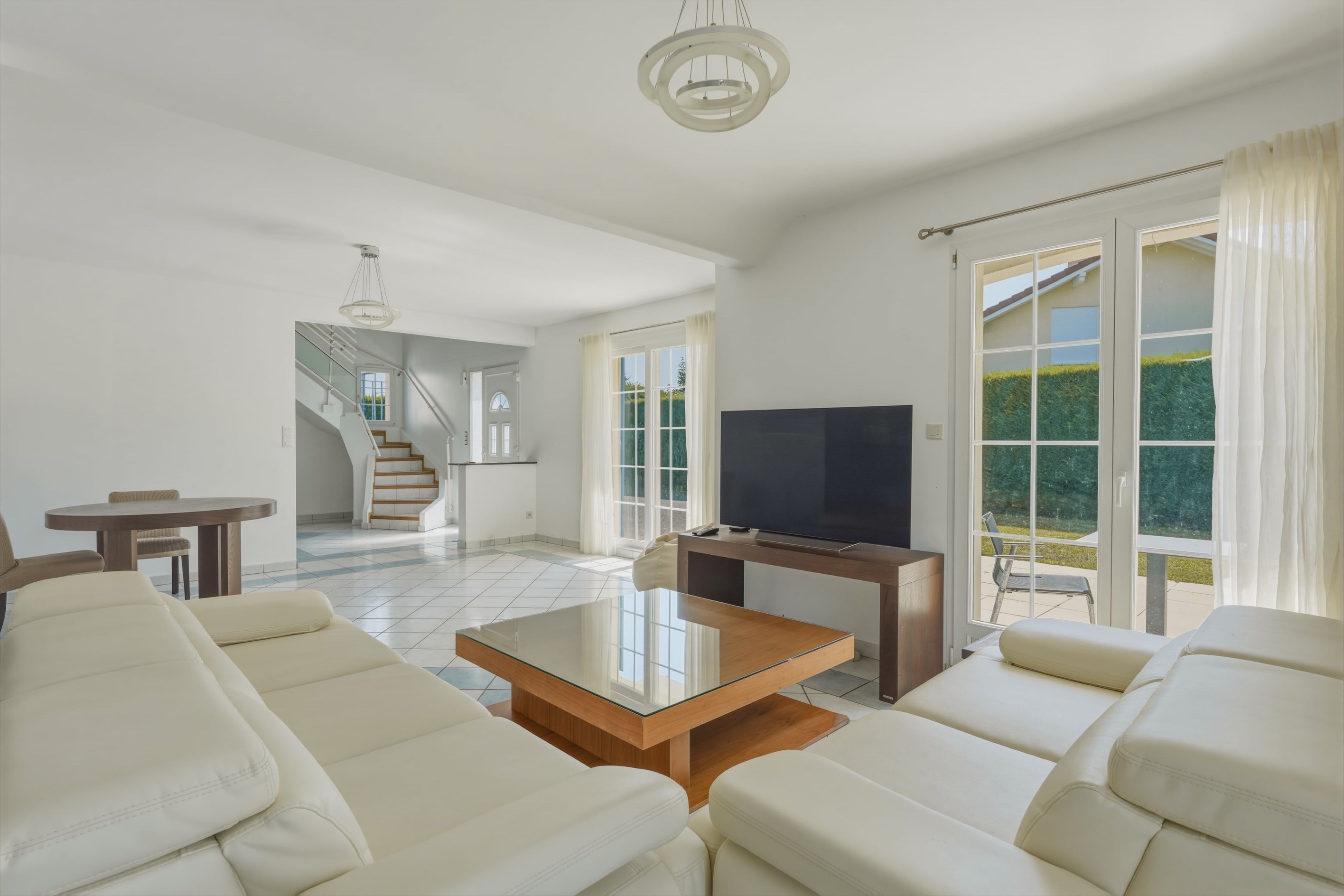  Elegant Home with Swimming Pool in a Peaceful Residential Setting - 物件實景