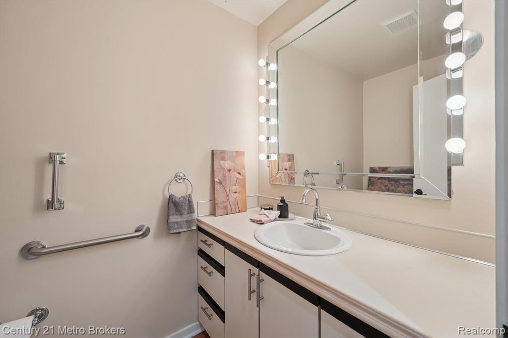 Grand Blanc, Michigan, 48439, United States, 3 Bedrooms Bedrooms, ,5 BathroomsBathrooms,Residential,For Sale,1986103