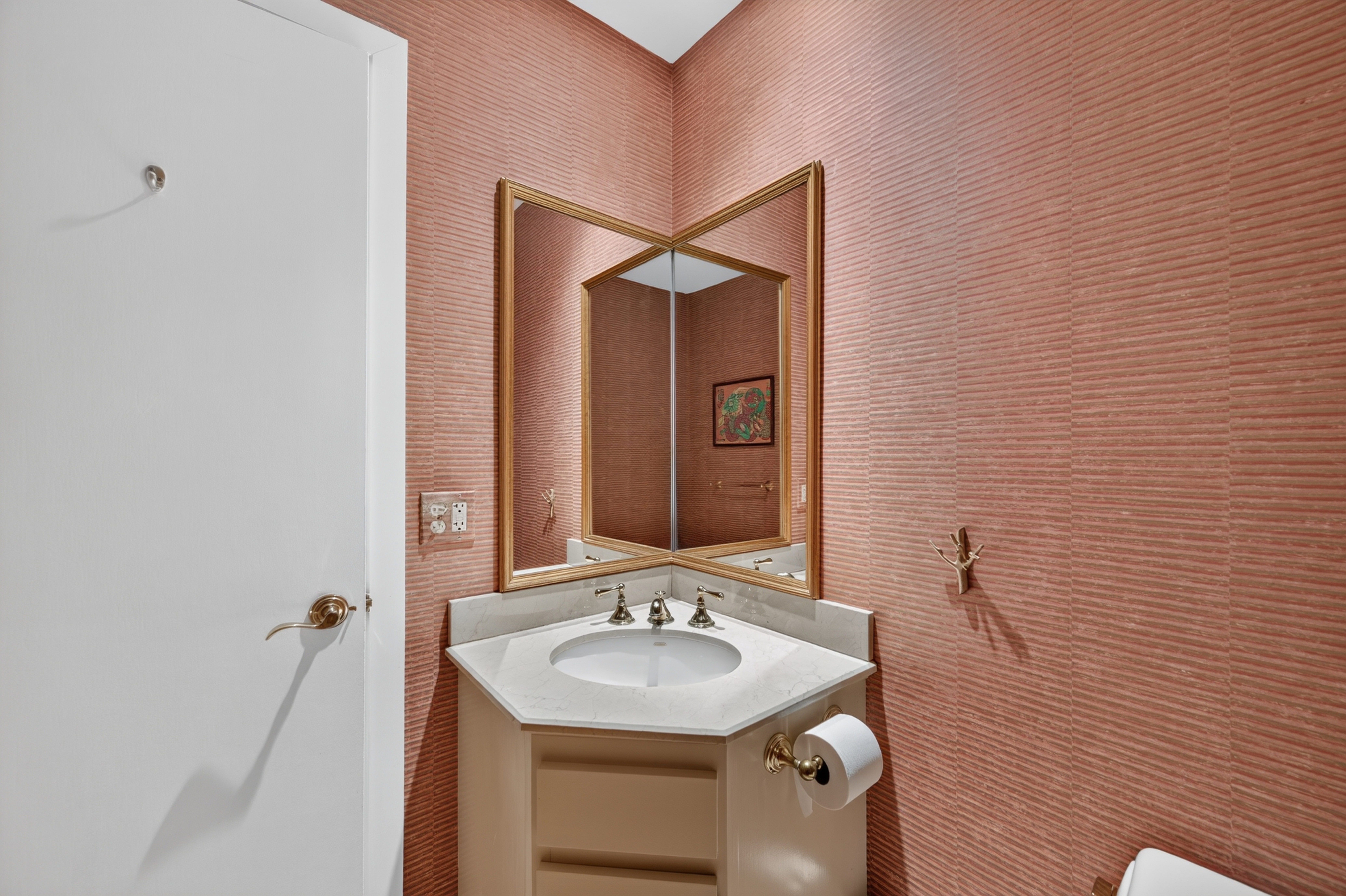 Immaculate Home with Classic Versatile Design Offers Privacy - 物件實景