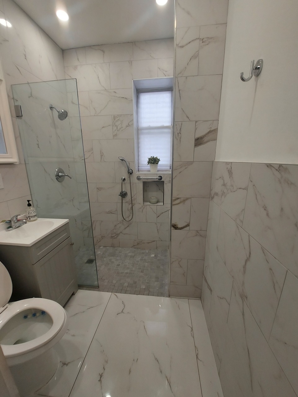 Brooklyn, New York, 11212, United States, 6 Bedrooms Bedrooms, ,2 BathroomsBathrooms,Residential,For Sale,1899398