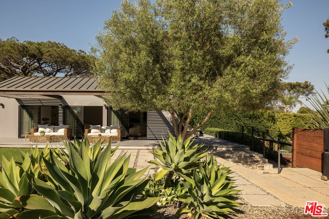 Malibu, California, 90265, United States, 5 Bedrooms Bedrooms, ,5 BathroomsBathrooms,Residential,For Sale,1918690