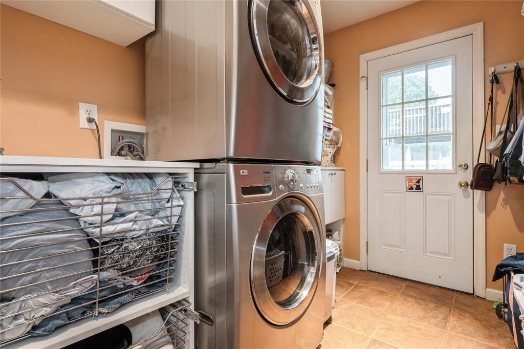 Hicksville, New York, 11801, United States, 4 Bedrooms Bedrooms, ,3 BathroomsBathrooms,Residential,For Sale,1835516