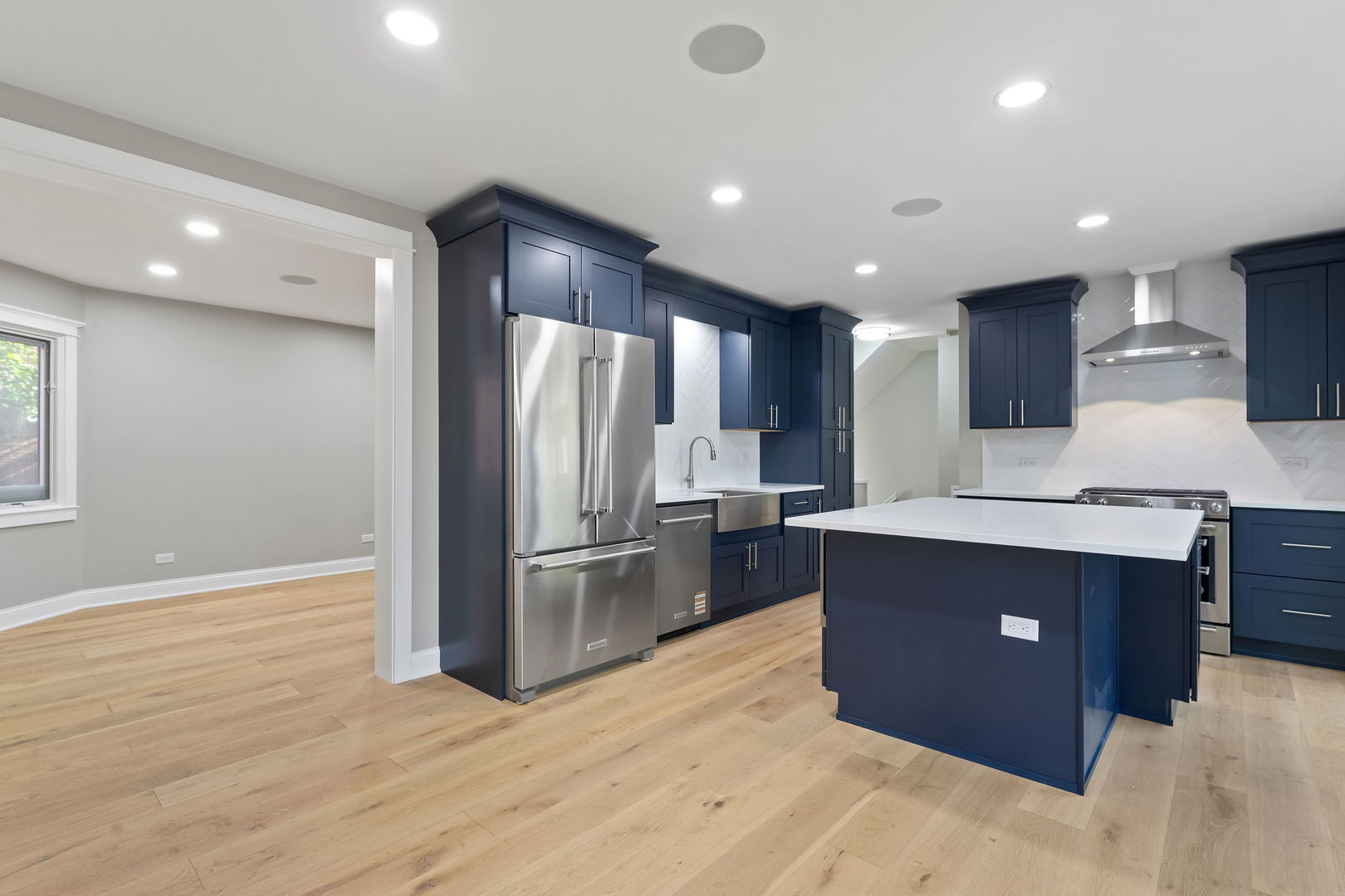 Chicago, Illinois, 60614, United States, 3 Bedrooms Bedrooms, ,2 BathroomsBathrooms,Residential,For Sale,1988953