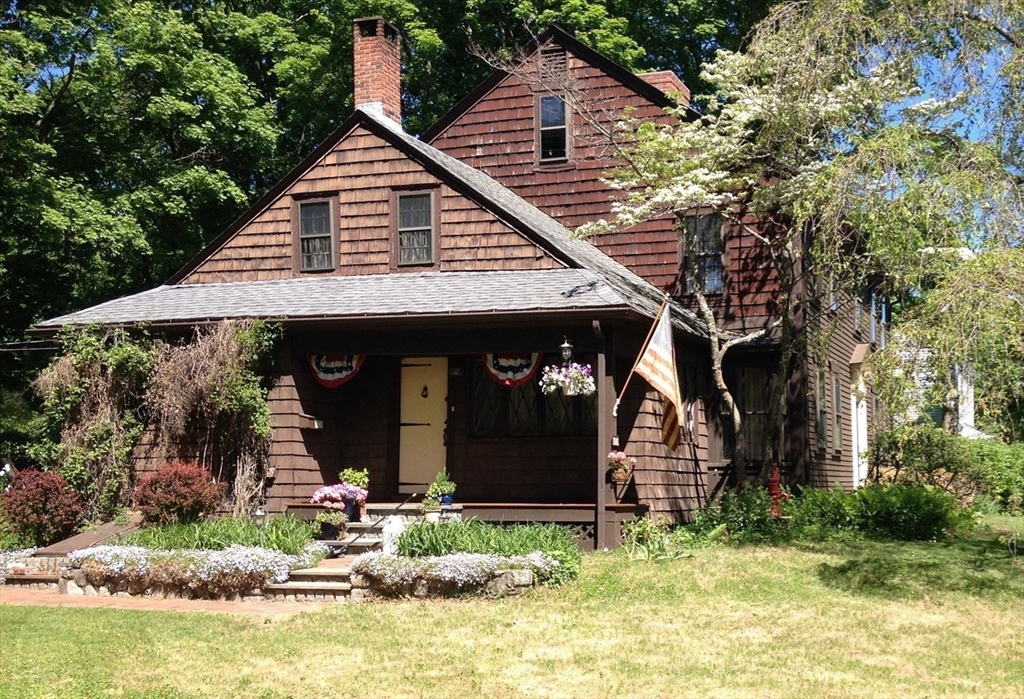 Attleboro, Massachusetts, 02703, United States, 5 Bedrooms Bedrooms, ,2 BathroomsBathrooms,Residential,For Sale,1983996