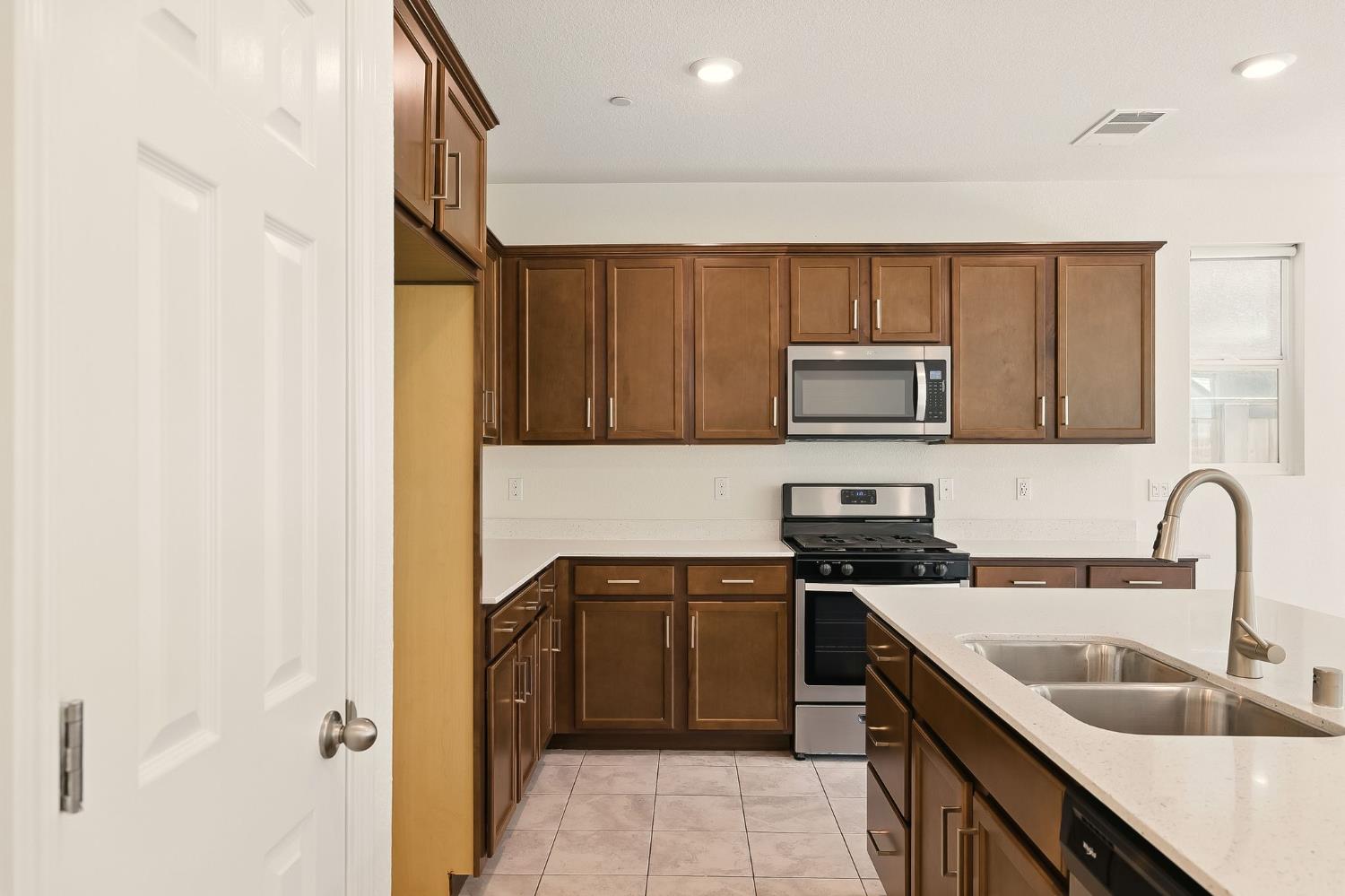 Elk Grove, California, 95758, United States, 4 Bedrooms Bedrooms, ,3 BathroomsBathrooms,Residential,For Sale,1847493