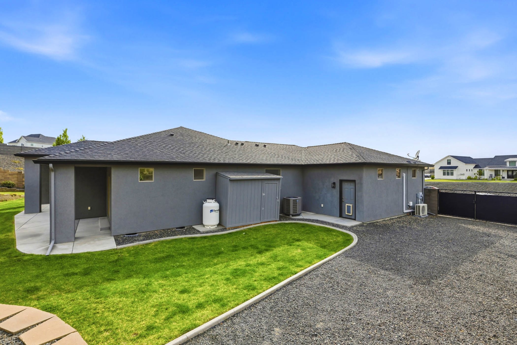  4 car garage in cul-de-sac Upgrades, single level - 物件實景