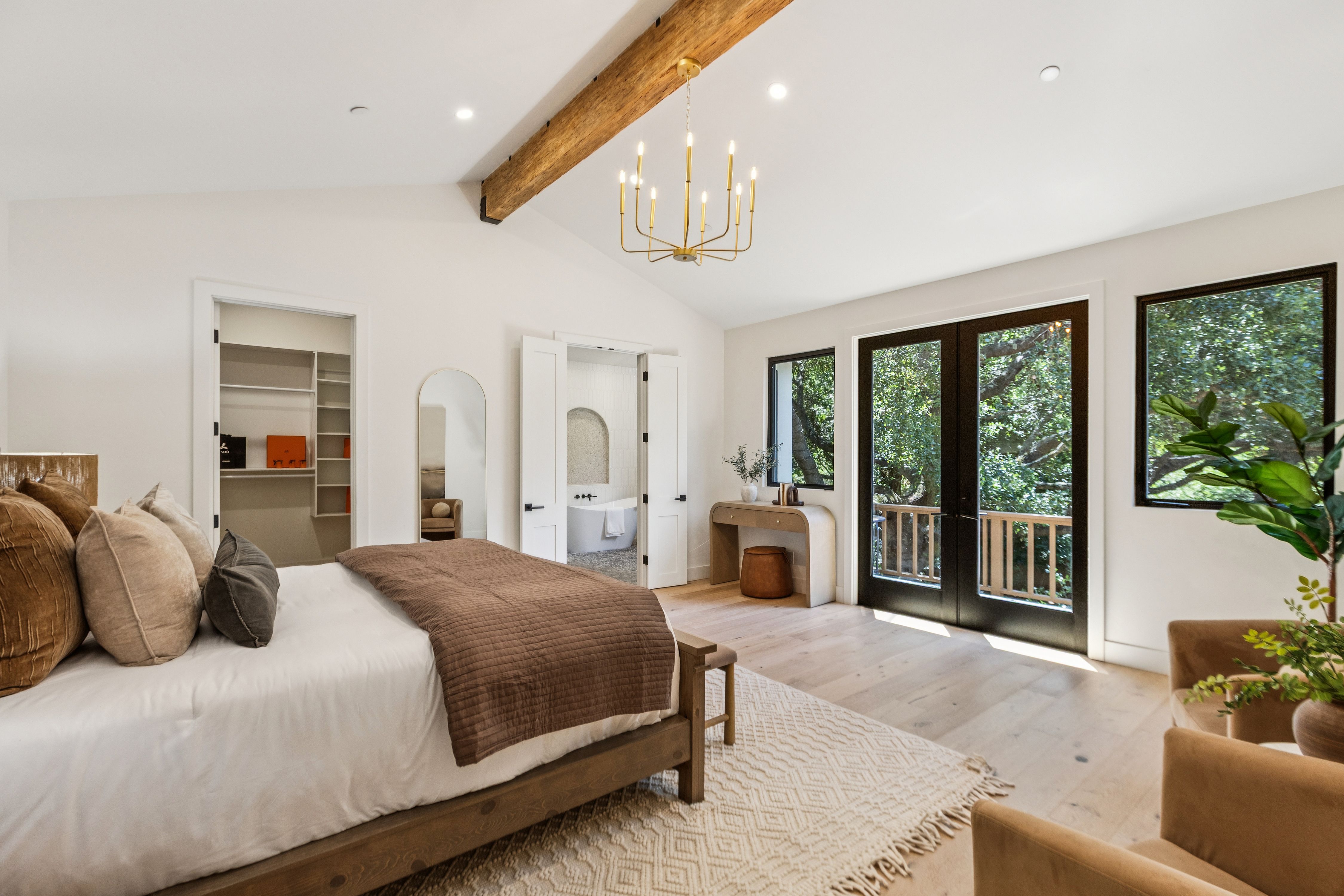  Private Gated Sanctuary With Expansive Outdoor Living - 物件實景