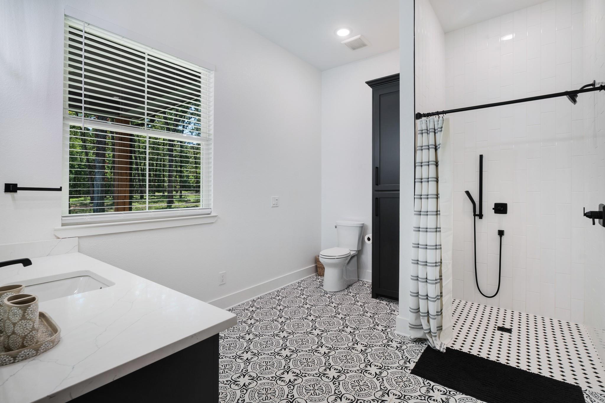 Paris, Texas, 75462, United States, 6 Bedrooms Bedrooms, ,5 BathroomsBathrooms,Residential,For Sale,1982546