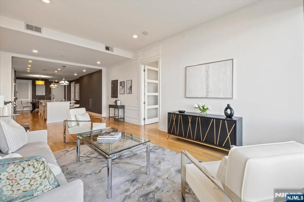 Edgewater, New Jersey, 07020, United States, 2 Bedrooms Bedrooms, ,2 BathroomsBathrooms,Residential,For Sale,1849063