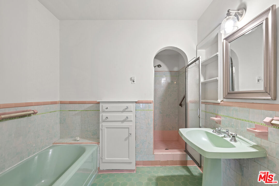 Los Angeles, California, 90036, United States, 4 Bedrooms Bedrooms, ,3 BathroomsBathrooms,Residential,For Sale,1849800