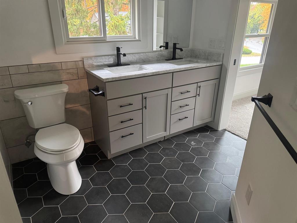 Madison, Wisconsin, 53704, United States, 4 Bedrooms Bedrooms, ,5 BathroomsBathrooms,Residential,For Sale,1973906