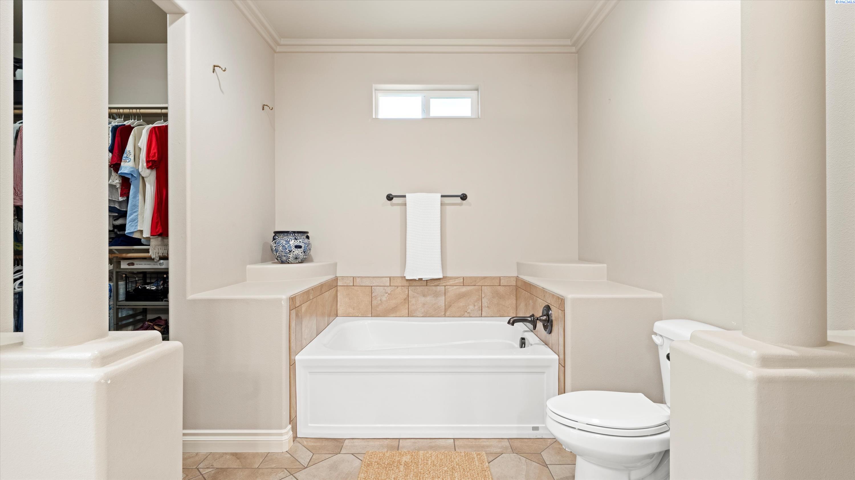 Kennewick, Washington, 99337, United States, 3 Bedrooms Bedrooms, ,2 BathroomsBathrooms,Residential,For Sale,1941817