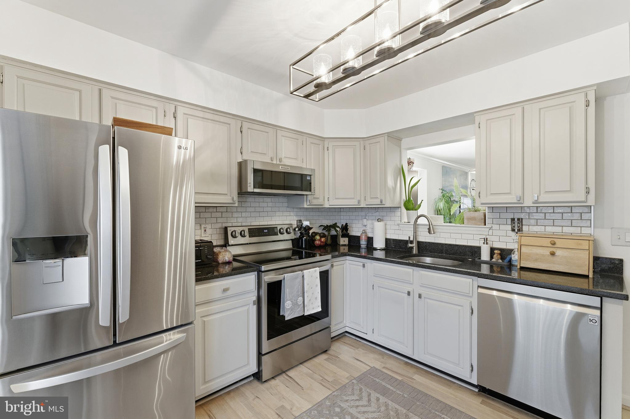 Clifton, Virginia, 20124, United States, 2 Bedrooms Bedrooms, ,3 BathroomsBathrooms,Residential,For Sale,2001572