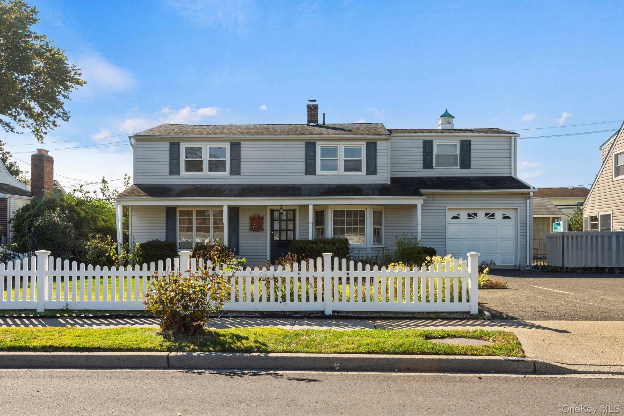 Hickory Ln, Levittown, NY 11756