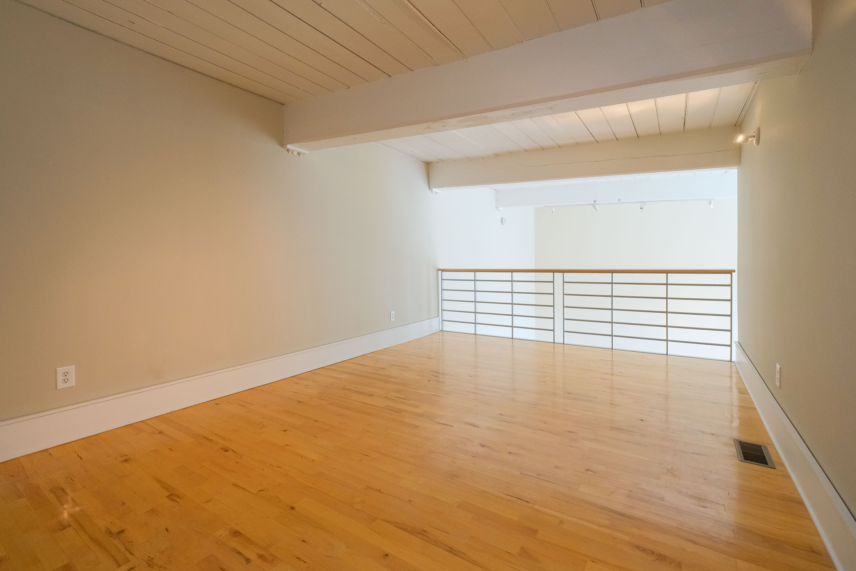  MILL CONDO WITH PRIVATE EXTERIOR ENTRANCE - 物件實景