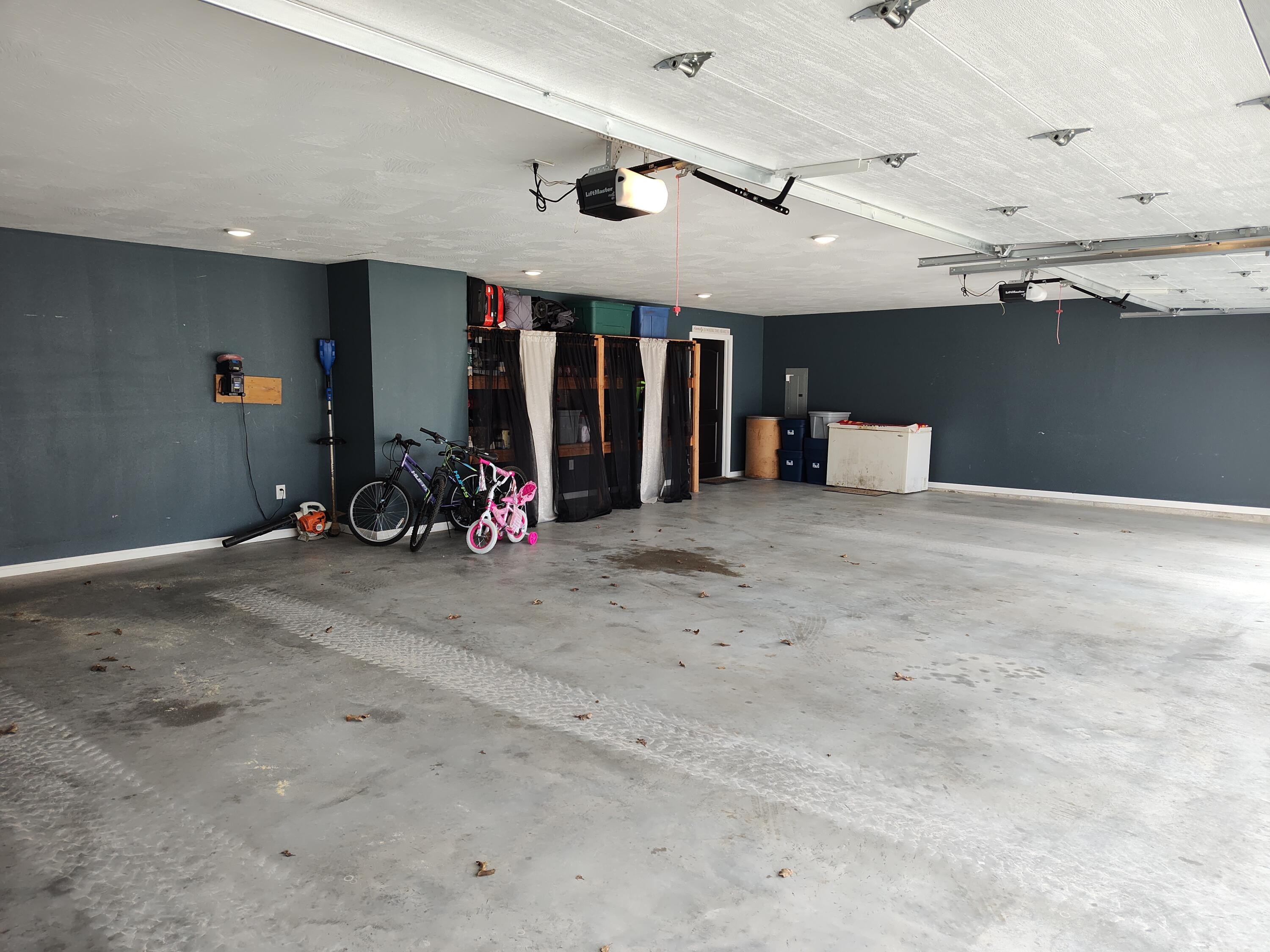 Bolivar, Missouri, 65613, United States, 2 Bedrooms Bedrooms, ,3 BathroomsBathrooms,Residential,For Sale,1975211