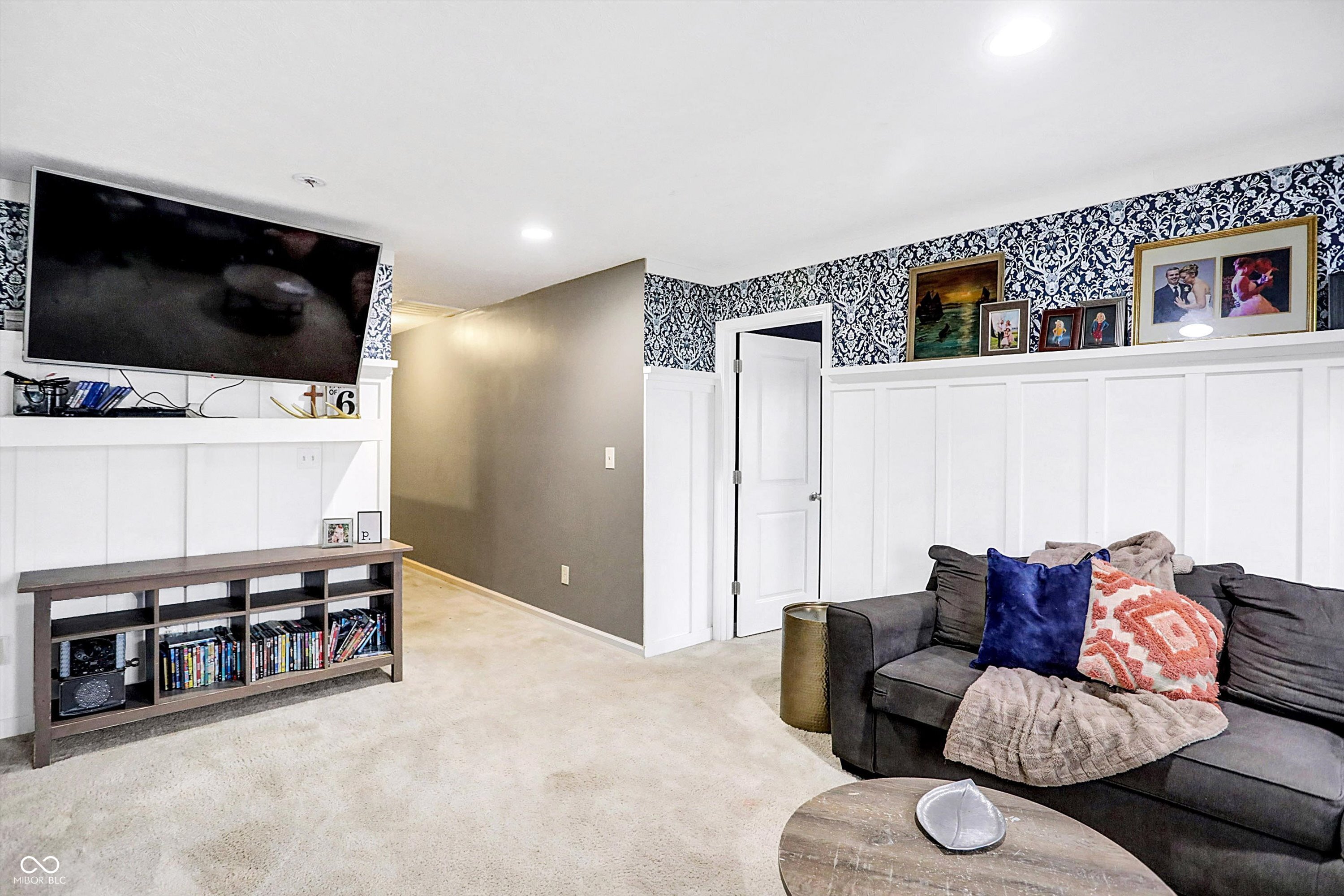 Franklin, Indiana, 46131, United States, 6 Bedrooms Bedrooms, ,4 BathroomsBathrooms,Residential,For Sale,1978604