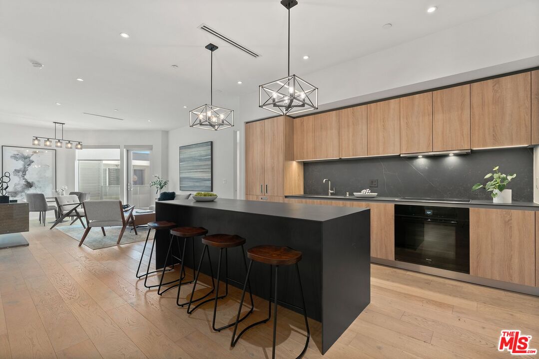 West Hollywood, California, 90069, United States, 2 Bedrooms Bedrooms, ,1 BathroomBathrooms,Residential,For Sale,1938792