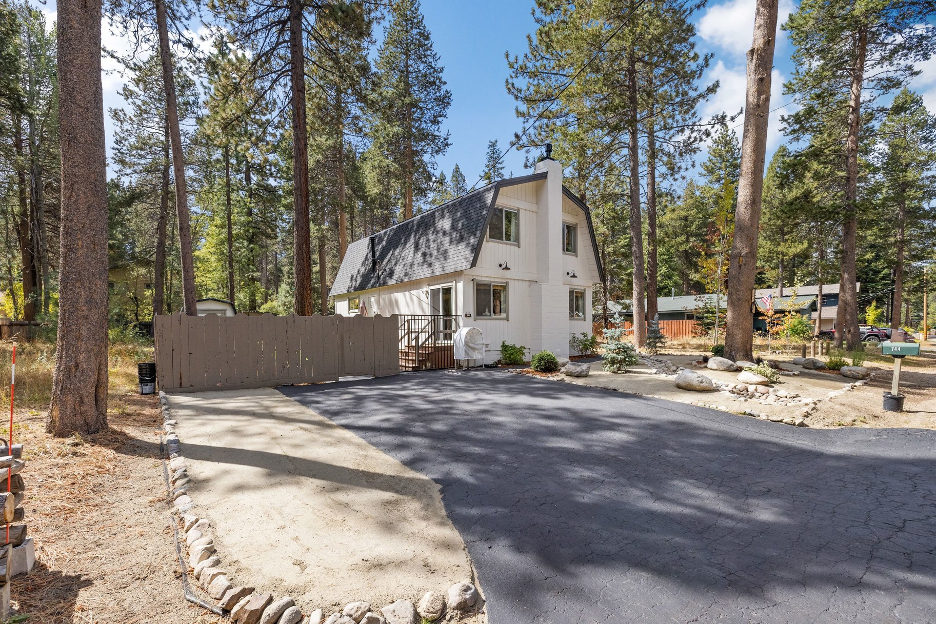  Charming Gambrel-Style Home in a Peaceful Setting - 物件實景