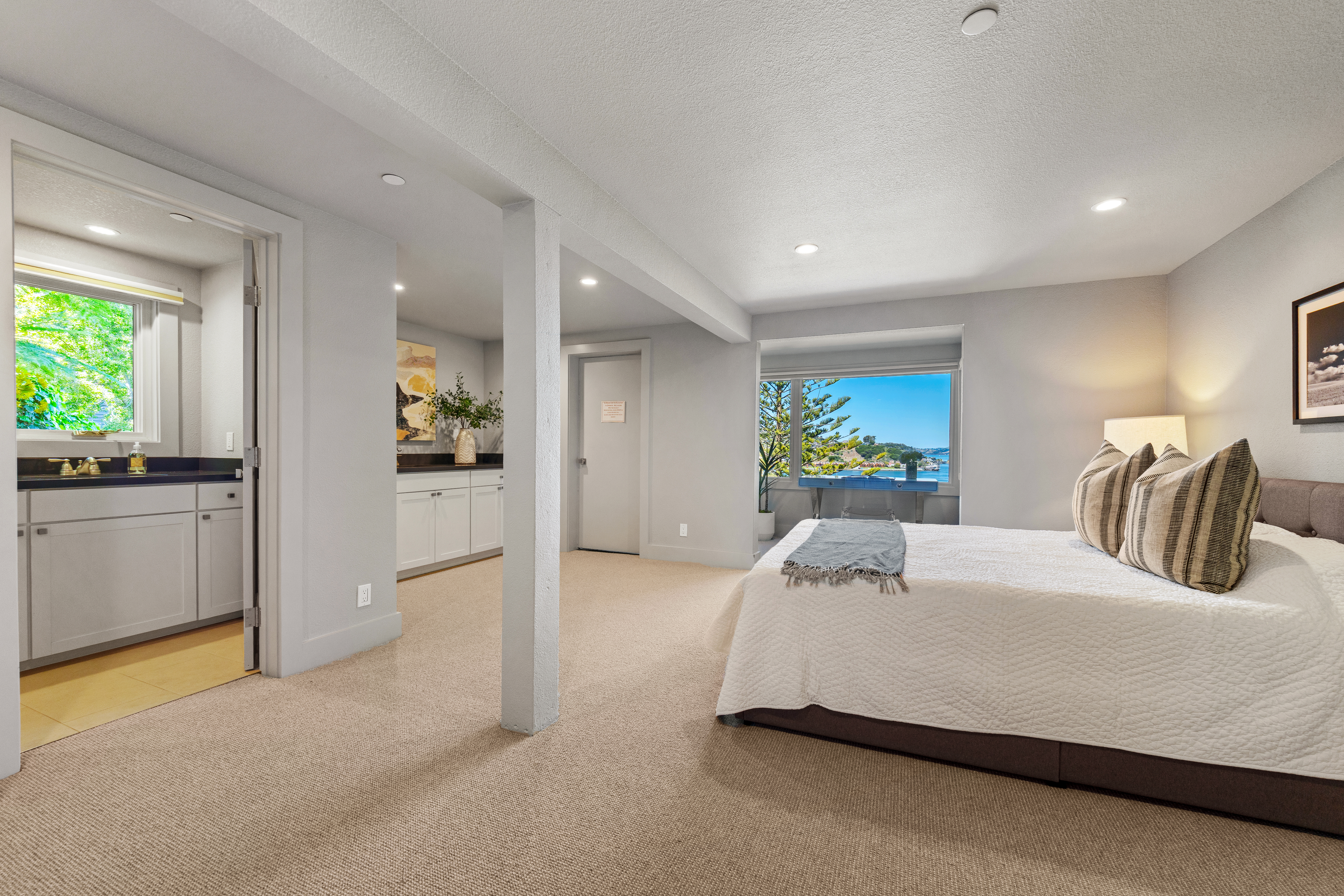  Coastal Living on Coveted Beach Road - 物件實景