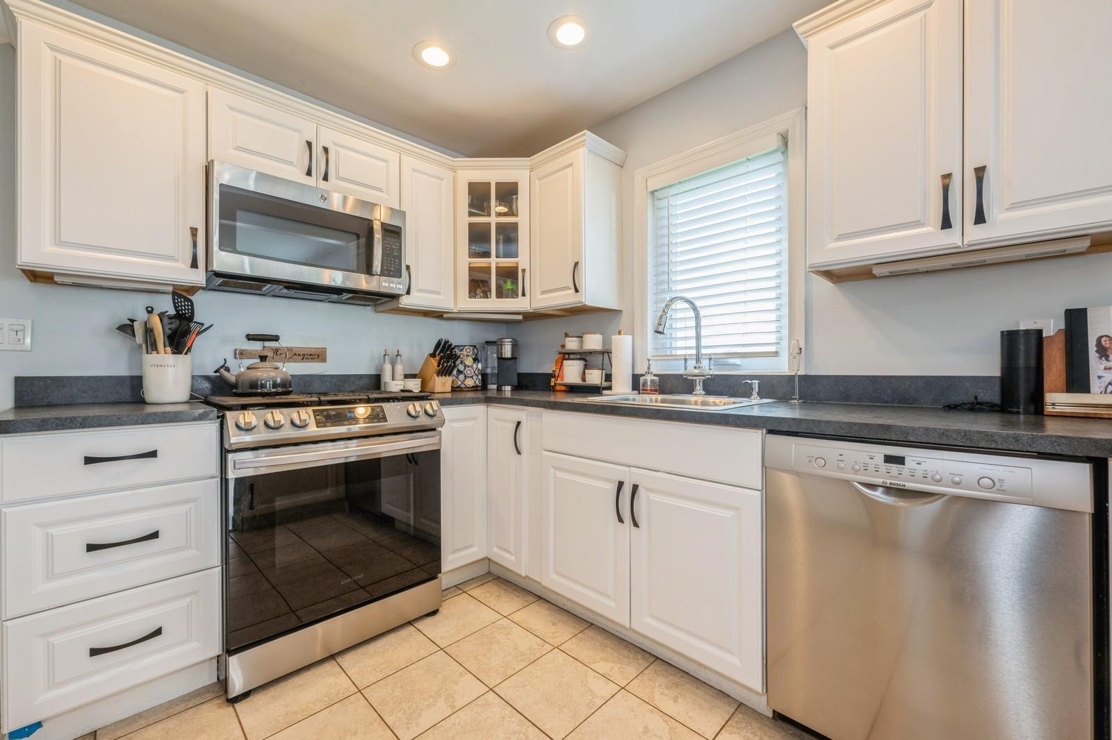 Lindenhurst, New York, 11757, United States, 2 Bedrooms Bedrooms, ,1 BathroomBathrooms,Residential,For Sale,1847928