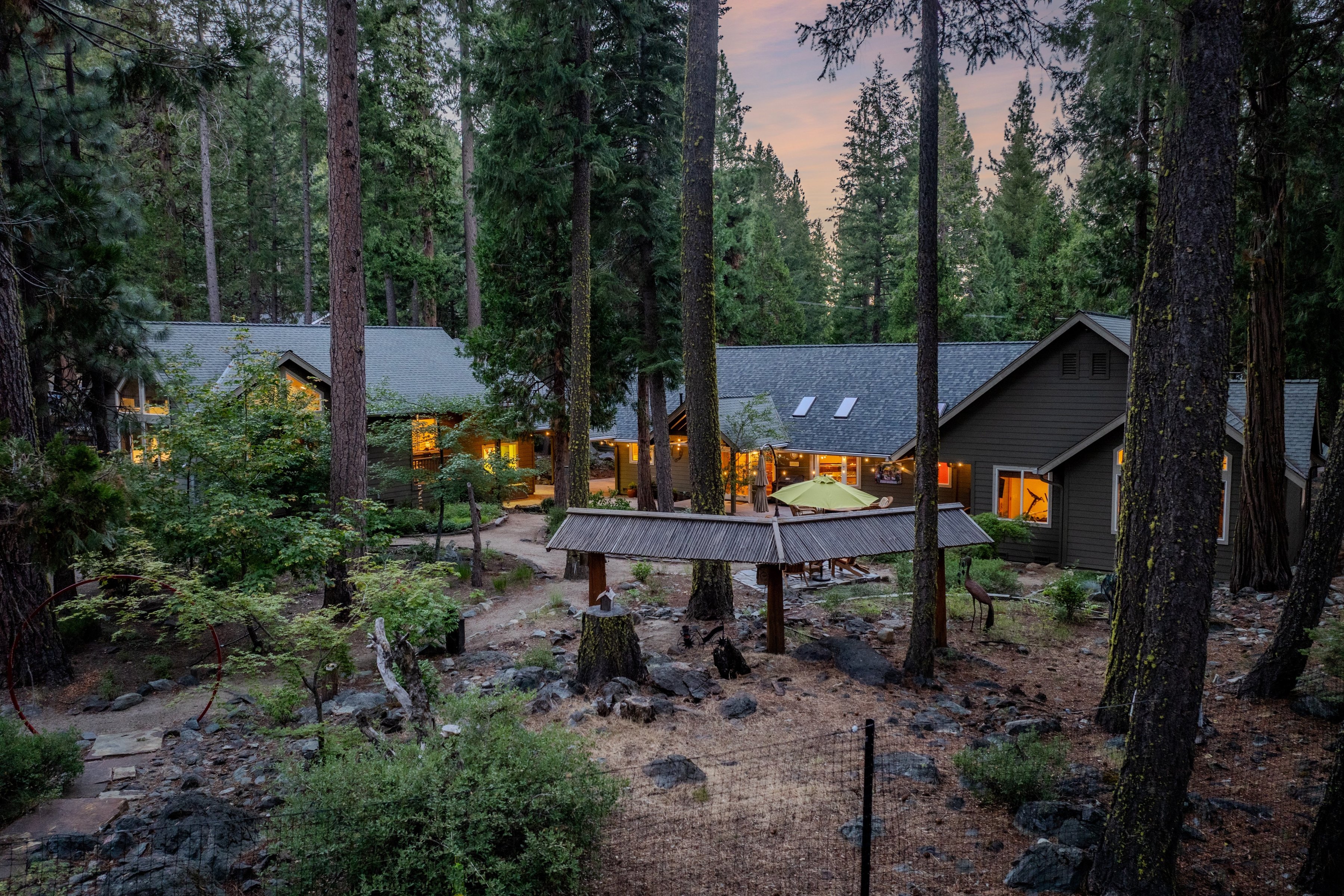  Luxury Mountain Retreat with Guest House on 1 Acre in the Heart of Graeagle - 物件實景