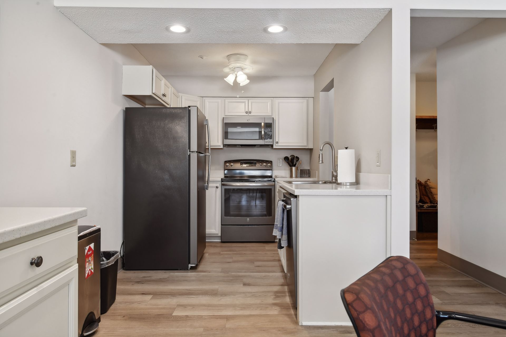  Second-Floor Wayzata Villas Condo with Beautiful Pond Views - 物件實景