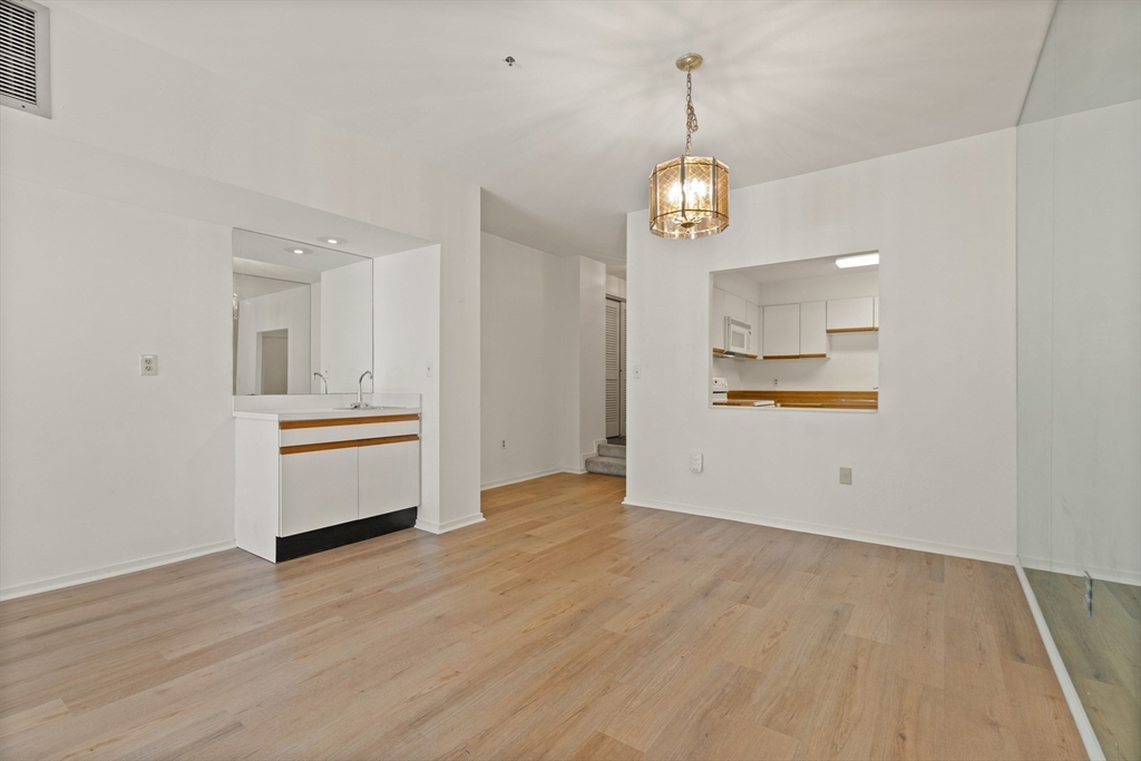 Brookline, Massachusetts, 02446, United States, 2 Bedrooms Bedrooms, ,2 BathroomsBathrooms,Residential,For Sale,1920109