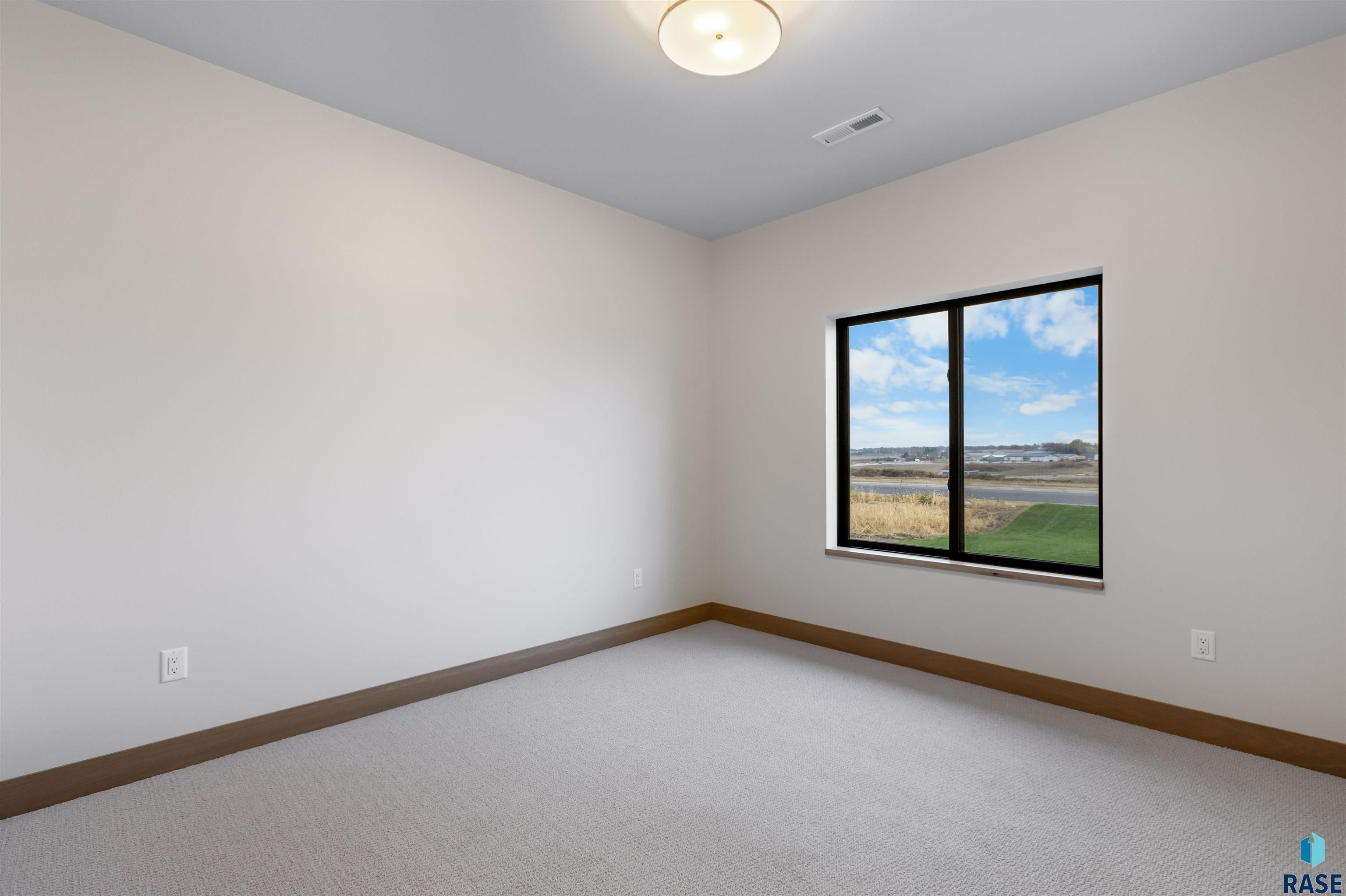 Sioux Falls, South Dakota, 57110, United States, 3 Bedrooms Bedrooms, ,2 BathroomsBathrooms,Residential,For Sale,1847243