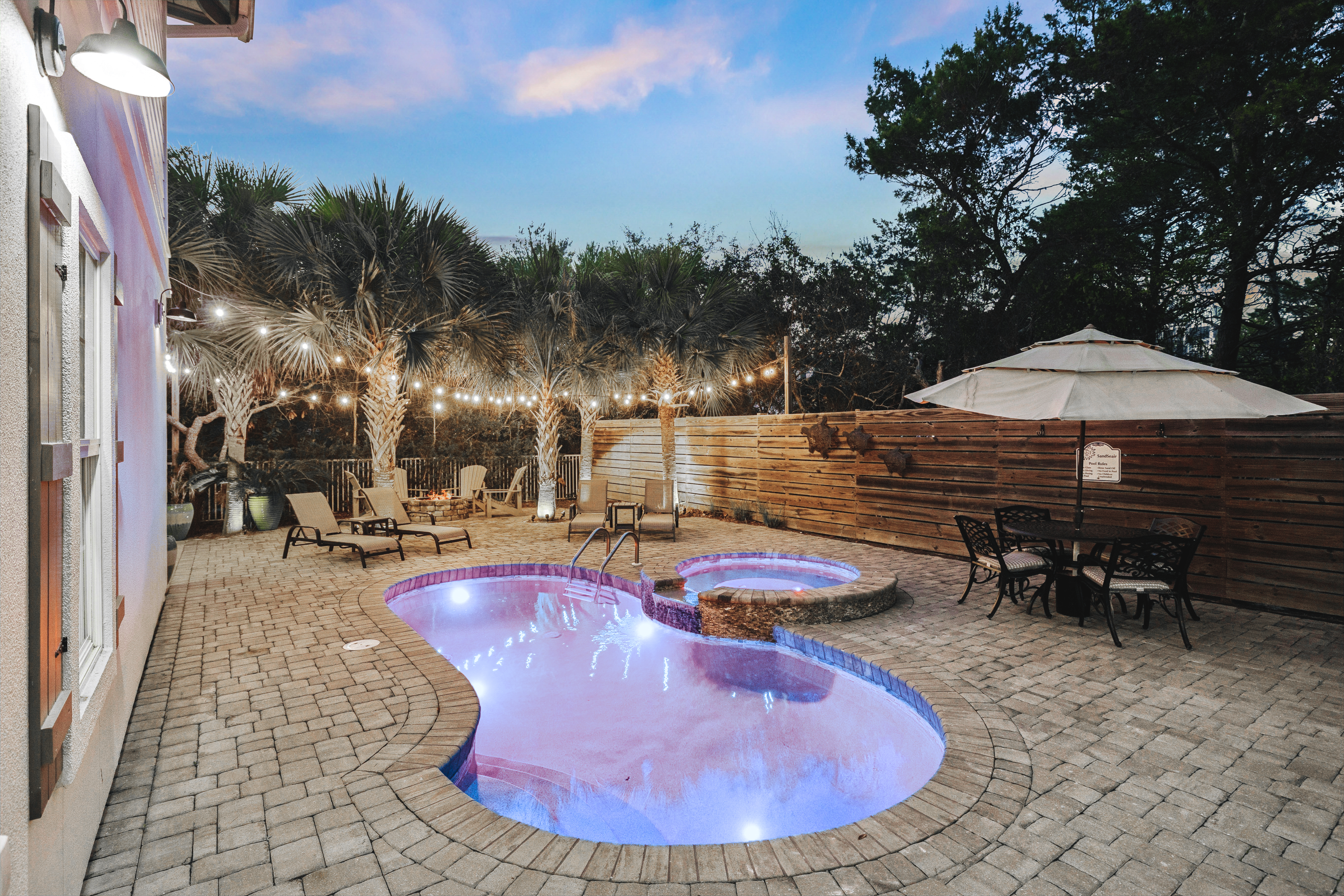  Updated Coastal Retreat With Courtyard Pool And Carriage House - 物件實景