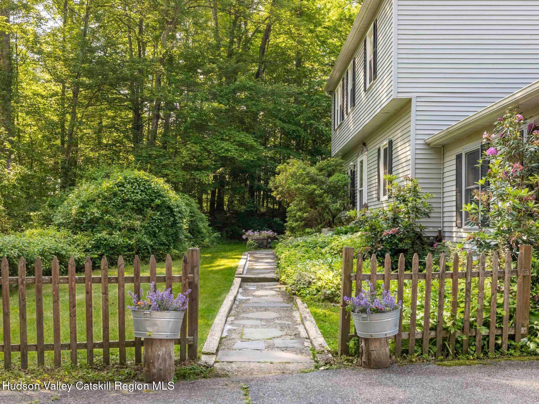 New Paltz, New York, 12561, United States, 4 Bedrooms Bedrooms, ,3 BathroomsBathrooms,Residential,For Sale,1849625